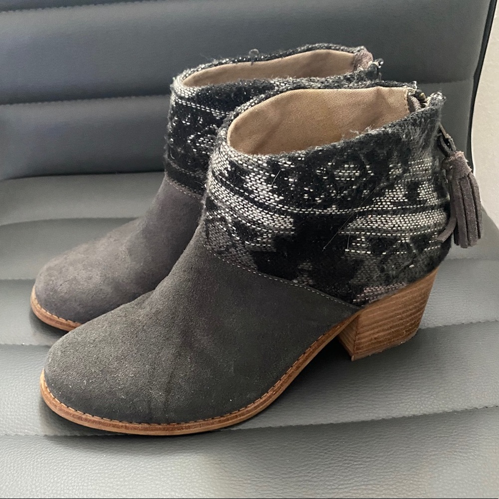 GRAY SUEDE ANKLE BOOTIES TOMS